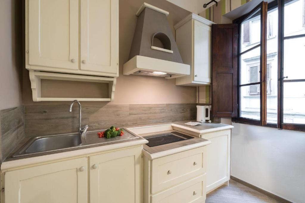 The Hobbit Guelfa Apartment ฟลอเรนซ์ ภายนอก รูปภาพ